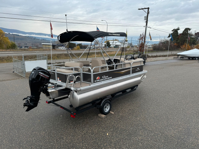 2025 Sun Tracker Party Barge 18 DLX, pontoon boat in Powerboats & Motorboats in Vernon - Image 3