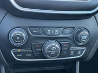 This 2019 Jeep Cherokee Trailhawk is loaded with features! Navigation, AWD, large sunroof, adaptive... (image 9)