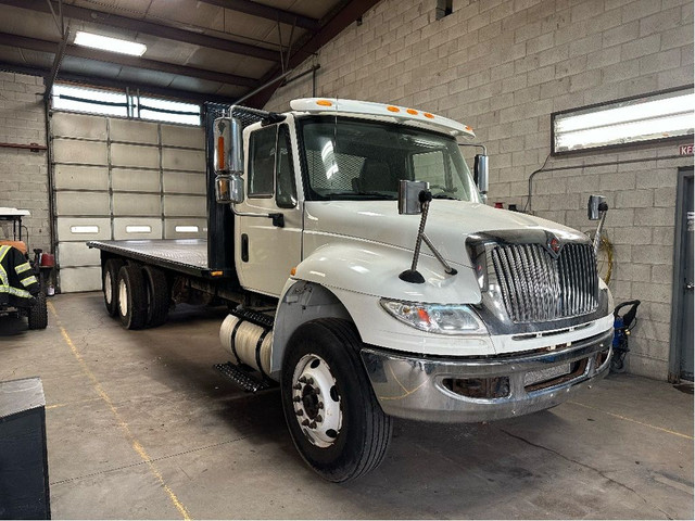 2018 International 4400 Tandem Flat Bed Truck in Heavy Trucks in Oakville / Halton Region