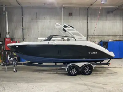 2025 Yamaha Boats 222S Blending a contemporary design with a deep cockpit and great freeboard, the 2...