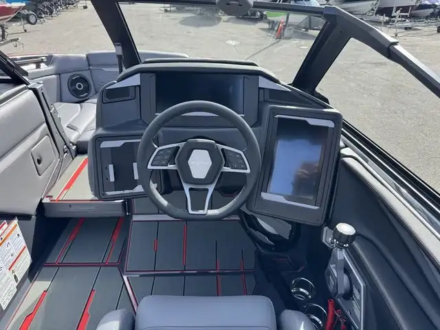 2025 Supra SV 450 in Powerboats & Motorboats in Saskatoon - Image 14
