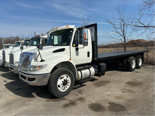  2018 International 4400 Tandem Flat Bed Truck in Heavy Trucks in Oakville / Halton Region - Image 2
