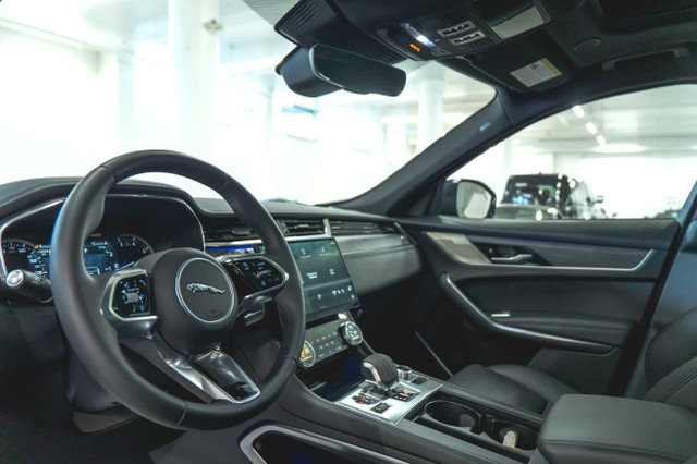 2023 Jaguar F-PACE S P250 *BLACK PACK, CARPLAY, ADAPT CRUISE!* in Cars & Trucks in Laval / North Shore - Image 2
