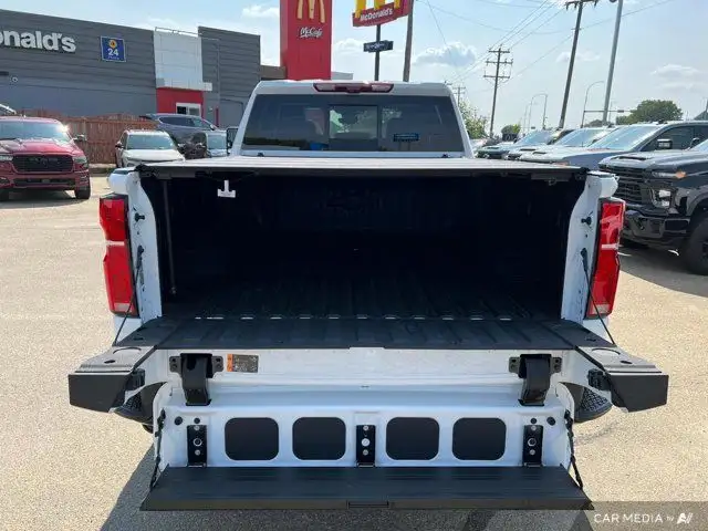 2025 Chevrolet Silverado 3500HD LTZ 4WD Crew Cab | 20IN FUEL dans Autos et camions dans Comté de Strathcona - Image 10