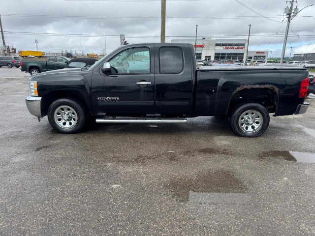 2012 Chevrolet Silverado 1500 LS CHEYENNE EDITION, V8, EXT CAB,  in Cars & Trucks in London - Image 2