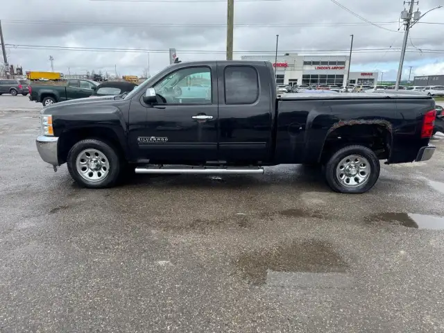 2012 Chevrolet Silverado 1500 LS CHEYENNE EDITION, V8, EXT CAB,  in Cars & Trucks in London - Image 3