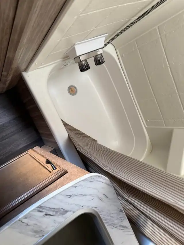 2019 STARCRAFT LAUNCH ULTRA LITE 25RBS 29FT-WHITE! in Cargo & Utility Trailers in Saskatoon - Image 4