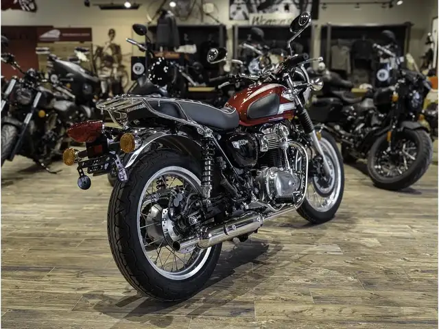 2022 Kawasaki W800 // Candy Fire Red/Metallic Diablo Black in Dirt Bikes & Motocross in Winnipeg - Image 12