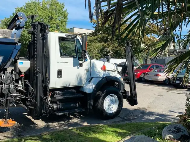 2007 international 7300 Dump Truck With Plow and Spreader Diesel in Heavy Trucks in Richmond - Image 12