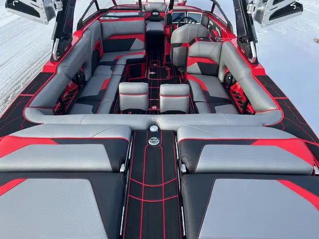 2023 Centurion Ri245 in Powerboats & Motorboats in Kelowna - Image 8