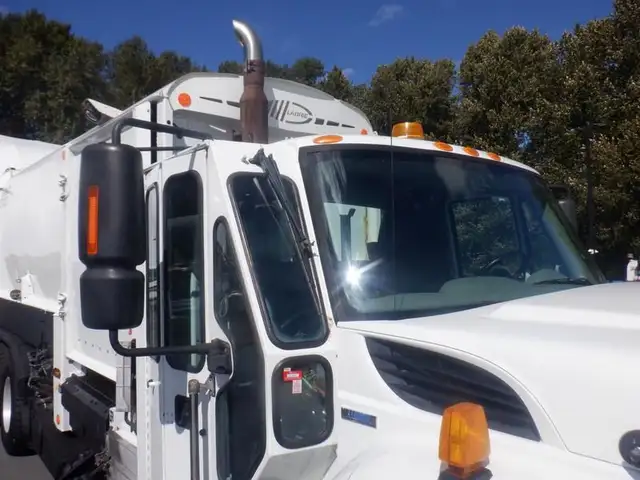 2008 international 7400 Garbage Truck Air Brakes Diesel in Heavy Trucks in Richmond - Image 17