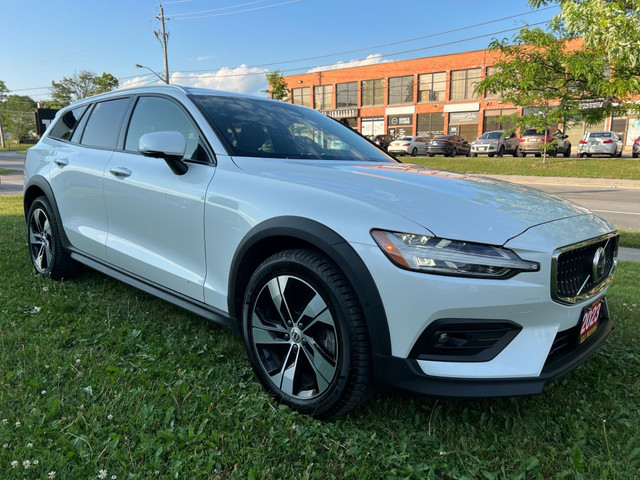 2023 Volvo V60 Cross Country B5 AWD Plus PANO ROOF NAVI 360 CAME in Cars & Trucks in City of Toronto - Image 3