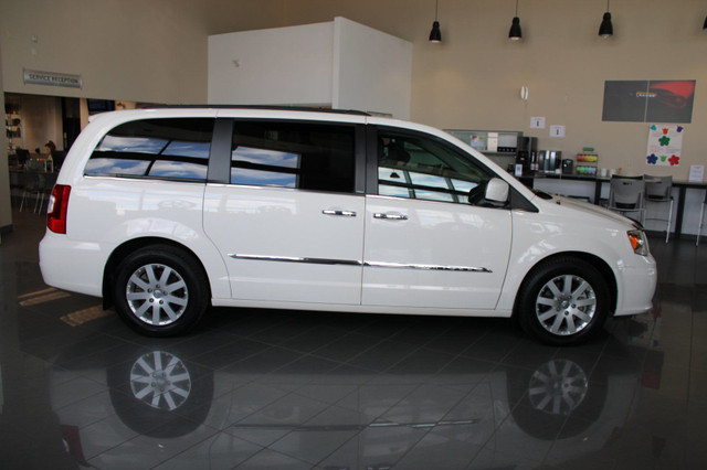 2012 Chrysler Town & Country Touring-L in Cars & Trucks in Edmonton - Image 2
