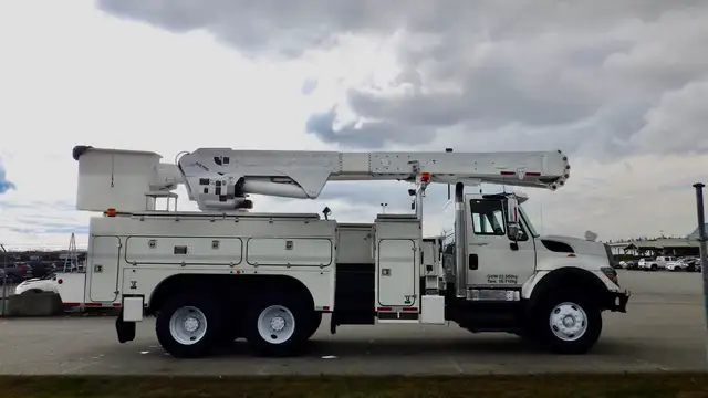 2008 international 7500 Tandem Bucket Truck Diesel Air Brakes in Heavy Trucks in Richmond - Image 10