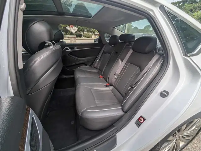2015 Hyundai Genesis Ultimate dans Autos et camions dans London - Image 18