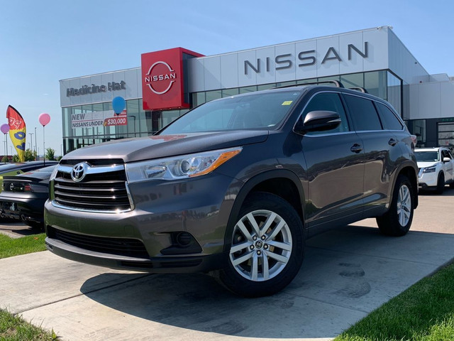 2016 Toyota Highlander LE in Cars & Trucks in Medicine Hat