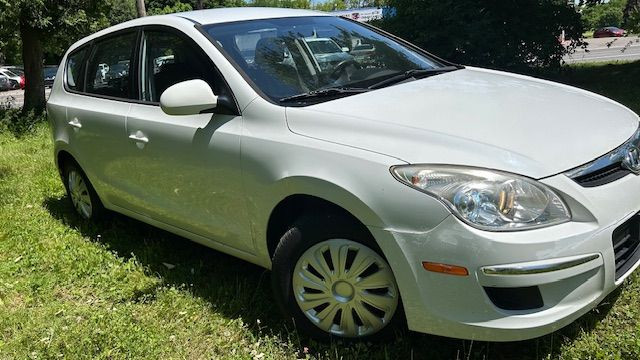 2011 Hyundai Elantra Touring GL in Cars & Trucks in Oakville / Halton Region - Image 2