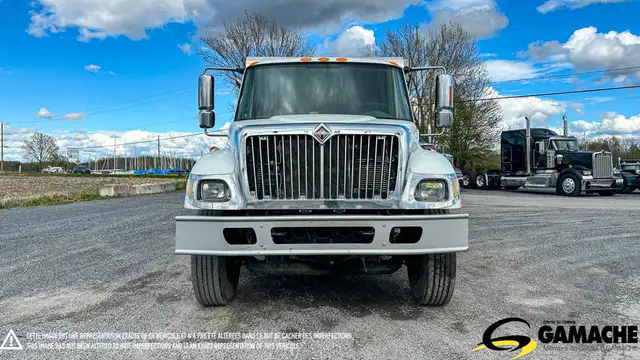 2004 INTERNATIONAL 7400 TANDEM AXLE DUMP TRUCK in Heavy Trucks in Chilliwack - Image 3