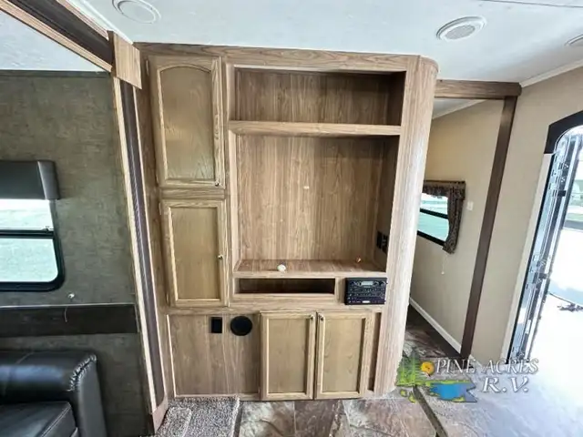 2015 Shasta RVs Revere 32DS in Travel Trailers & Campers in Truro - Image 14