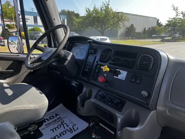 2004 Freightliner M2 106 CAT C7 Service Truck with Pumps in Heavy Trucks in Delta/Surrey/Langley - Image 16