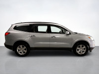 An ideal blend of size, comfort, and performance, our 2011 Chevrolet Traverse 2LT AWD shown in Silve... (image 5)