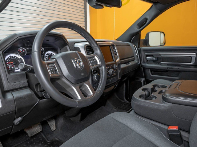 Ram 1500 Classic WARLOCK CREW 4X4 V8 *CARPLAY* BEDLINER RATIO 3. in Cars & Trucks in Laurentides - Image 2