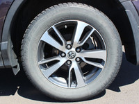 FEATURES OF THE RAV4 AWD 4dr XLE »» All-wheel drive for enhanced road control »» Power sunroof for a... (image 7)