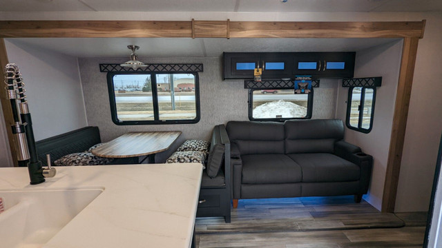 2022 Coachmen Freedom Express 320BHDSLE in Travel Trailers & Campers in Winnipeg - Image 2