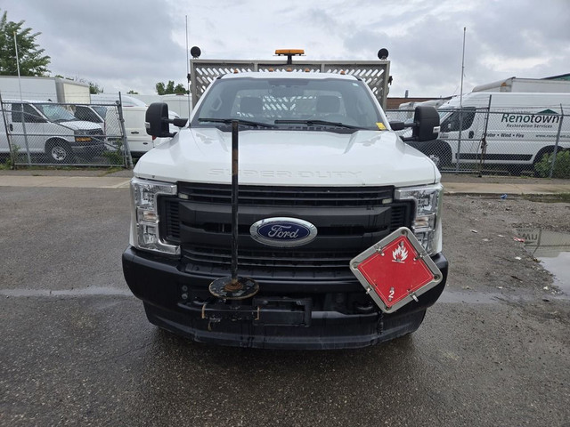 2019 Ford F-350 4x4 - 6.2L V8 Gas - Flatbed - Alum Frame + Lift in Cars & Trucks in City of Toronto - Image 2