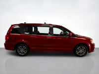 Family-friendly and loaded with amenities, our used 2016 Dodge Grand Caravan SXT Premium Plus is han... (image 5)