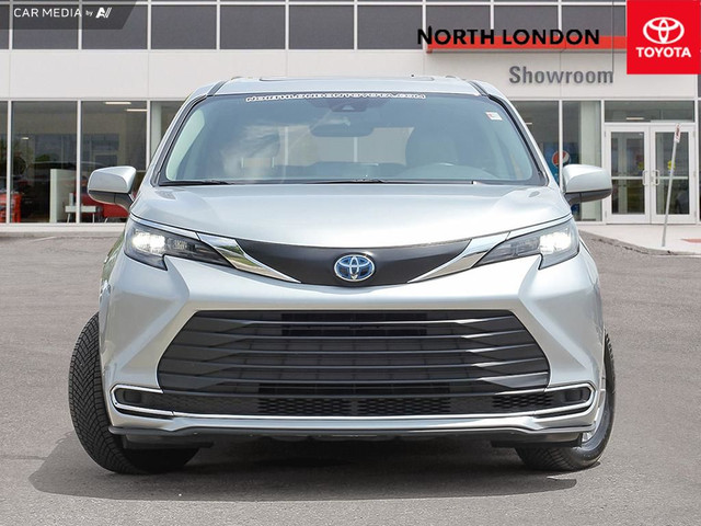 2024 Toyota Sienna XLE 8-Passenger CLEAN CARFAX - 7-SEATER -... in Cars & Trucks in London - Image 2