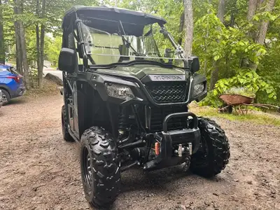 . 2015 Honda PIONEER 500 HONDA PIONEER 500 2015 2536KM C-1913 PARE-CHOC TREUIL PARE-BRISE TOIT PORTE...