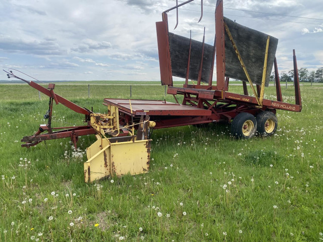 New Holland Stackliner Square Bale Stacker 1032 in Farming Equipment in Grande Prairie