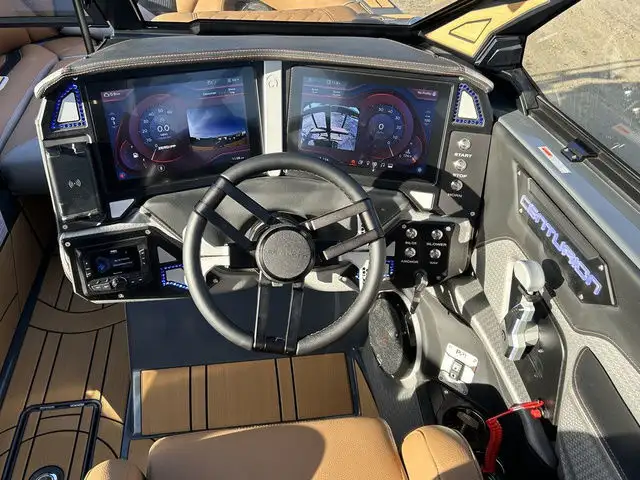 2025 Centurion RI245 in Powerboats & Motorboats in Kelowna - Image 11