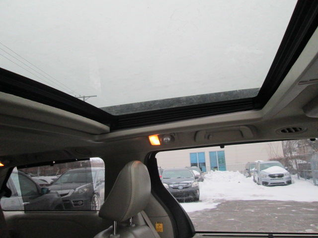 2011 Toyota Sienna Limited AWD in Cars & Trucks in City of Montréal - Image 3