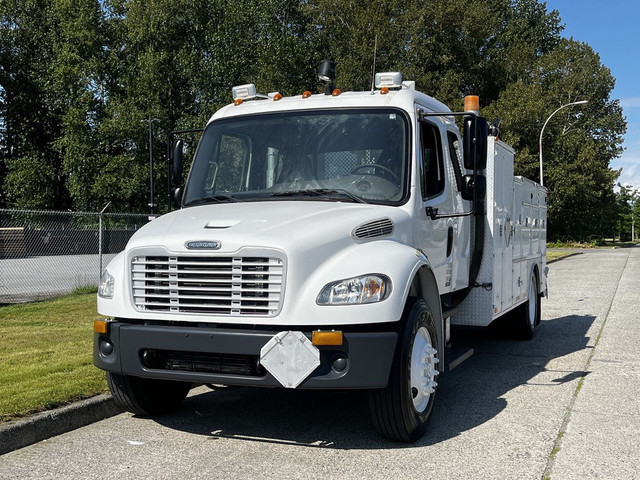 2004 Freightliner M2 106 CAT C7 Service Truck with Pumps in Heavy Trucks in Delta/Surrey/Langley - Image 4