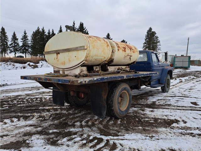 1981 Ford S/A Day Cab Fuel & Lube Truck F600 in Farming Equipment in Edmonton - Image 4