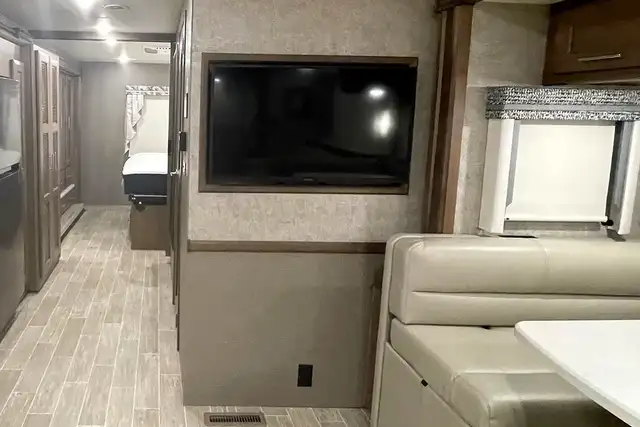 2022 Thor Miramar 35.2 – Pre-Owned Class A Motorhome.  in RVs & Motorhomes in Red Deer - Image 23
