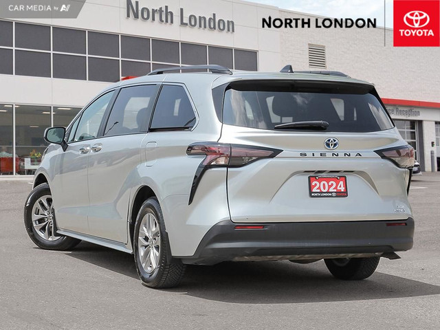 2024 Toyota Sienna XLE 8-Passenger CLEAN CARFAX - 7-SEATER -... in Cars & Trucks in London - Image 4