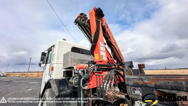2009 PETERBILT 320 ROLL OFF TRUCK CONTAINER WITH PALFINGER CRANE in Heavy Trucks in Chilliwack - Image 16