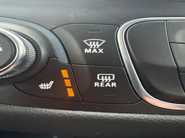 2018 Chevrolet Equinox LT LT + Heated Seats + One Owner dans Autos et camions dans Région d’Oshawa/Durham - Image 12
