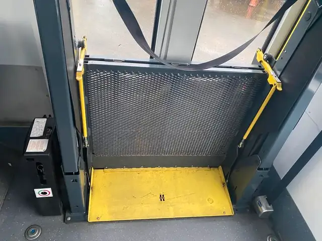 2018 chevrolet Express G4500 21 Passenger Bus With Wheelchair Ac in Heavy Trucks in Richmond - Image 27