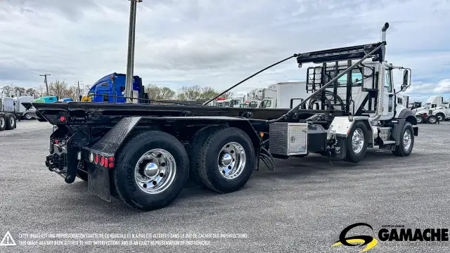 2015 MACK GU813 GRANITE GARBAGE TRUCK ROLL OFF in Heavy Trucks in Chilliwack - Image 5