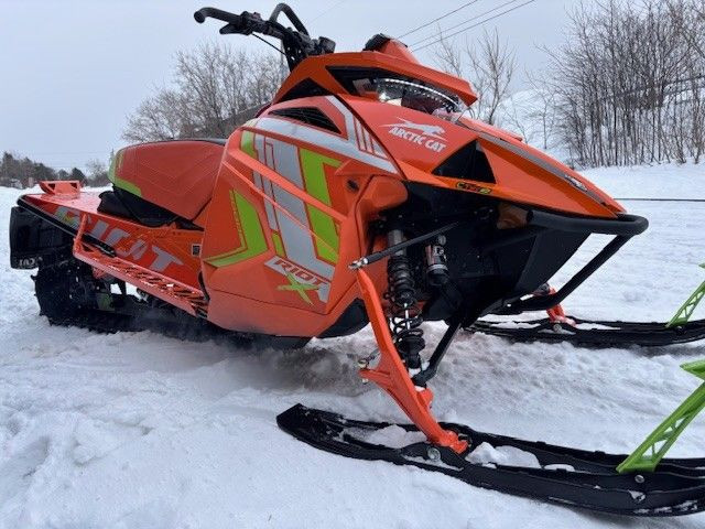 2022 Arctic Cat RIOT X 8000 146 ES MOTONEIGE NEUVE SEULEMENT 156 in Snowmobiles in Lac-Saint-Jean - Image 2