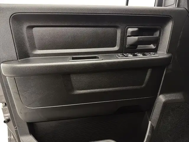 2019 Ram 1500 Classic Quad Cab 4x4 v6 3,6L Boite fermee Camera 6 in Cars & Trucks in Laval / North Shore - Image 18