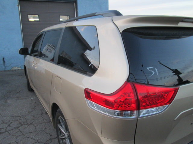 2012 Toyota Sienna Le in Cars & Trucks in City of Montréal - Image 2