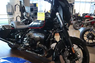 2024 BMW R 18 B 719 Black Pearl RAW POWER – PURE SOUL The R 18 B brings together full power with BMW...