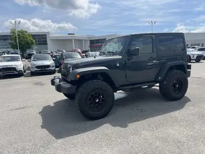 KBB.com Best Resale Value Awards. This Jeep Wrangler boasts a Regular Unleaded V-6 3.6 L/220 engine...