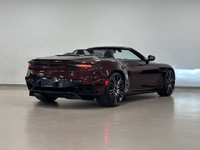 L'Aston Martin DBS Volante 2022 est un cabriolet à propulsion arrière propulsé par un moteur V12 de... (image 7)
