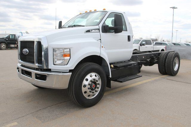 2025 Ford F-650 w/Voth Aluminum Dump Body in Cars & Trucks in Regina - Image 2